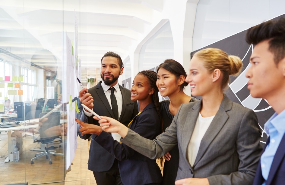 Vista panorámica de una ciudad al atardecer